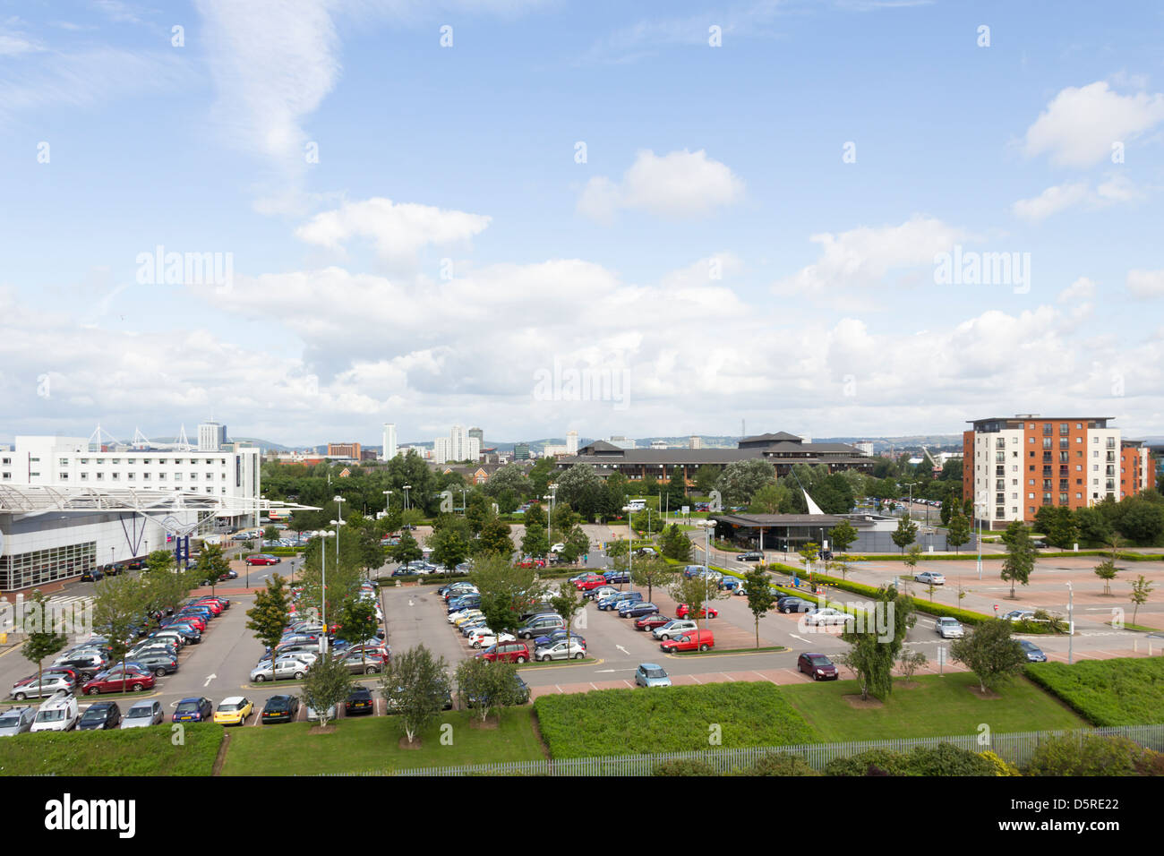 Großer Parkplatz außerhalb der The Red Dragon-Unterhaltung und Freizeit-Aktivität Centre in Cardiff Bay, Wales. Stockfoto
