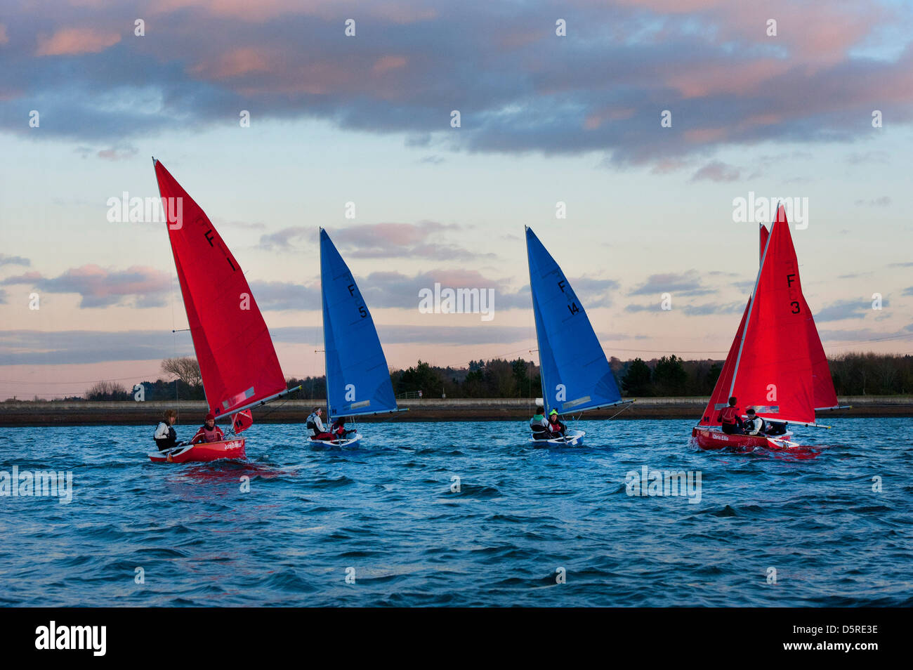 Farmoor, das Reservoir in Oxfordshire, ist der Ort zum Segeln lernen, hier Schülerinnen und Schüler erhalten die Chance, die nächsten Olympioniken werden Stockfoto