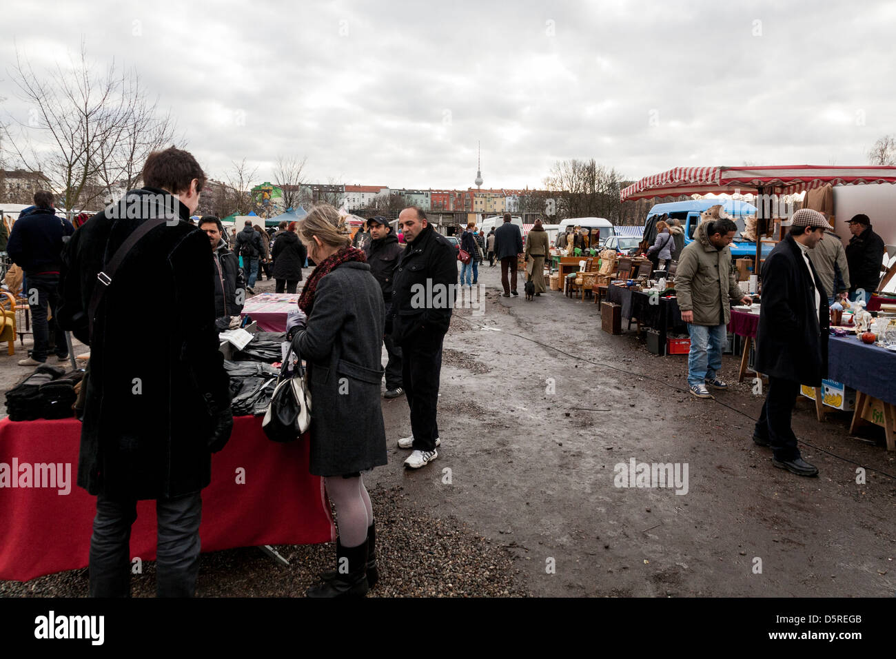 Mauerpark flohmarkt in prenzlauer berg Fotos und Bildmaterial in
