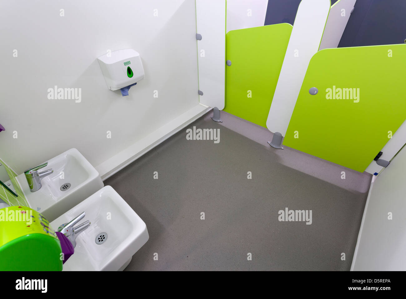 Whitley Park-Kindergarten-Kinder-Toiletten und cubicals Stockfotografie