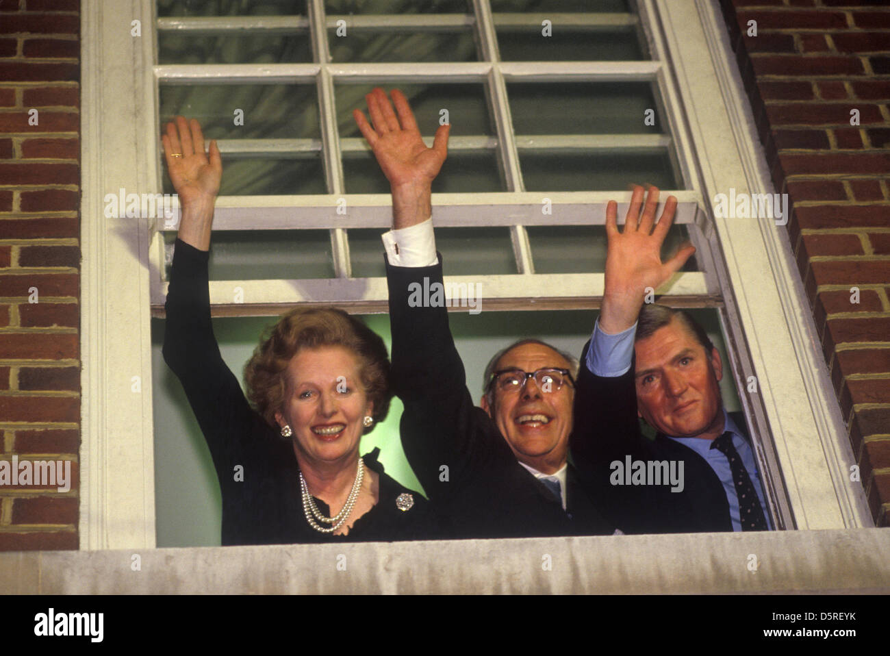 Frau Margaret Thatcher, Denis Thatcher, Cecil Parkinson bei konservativen Central Office 32, Smith Square (CCO) jetzt die konservative Kampagne Headquarters (CCHQ), Feier nach dem Sieg bei der Bundestagswahl 1983 aufgerufen. London, Großbritannien. 1980er Jahre in England. HOMER SYKES Stockfoto