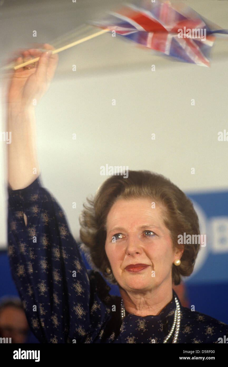 Frau Margaret Thatcher 1983 Wahlnacht winken Union Jack Flagge mit Tränen in den Augen bei konservativen Central Office 32, Smith Square (CCO) jetzt die konservative Kampagne Headquarters (CCHQ), Feier nach dem Sieg bei der Bundestagswahl 1983. London Uk 1980s England HOMER SYKES Stockfoto