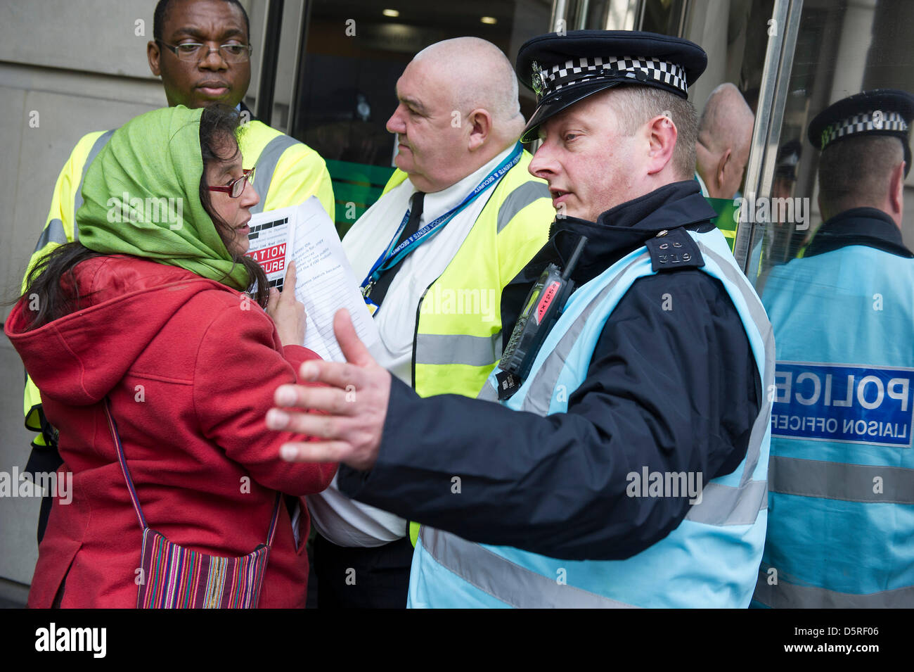 London, UK. 8. April 2013. Emily Johns aus St Leonards (abgebildet in rote Jacke) ist für Hausfriedensbruch durch den höchsten Polizisten im Vereinigten Königreich nach der Ablehnung der Bürgersteig Retreat Onot verhaftet. Aktivisten der Anti-Straße, bekannt als der Combe Haven Verteidiger Bühne eine friedliche zweitägigen "Suche" an das Department for Transport (DfT) für seine Empfehlungen über die £100 m Bexhill-Hastings Verbindungsstraße – haben sie eine Kopie eines Dokuments mit den wichtigsten Schlussfolgerungen unkenntlich gemacht, aber der Hauptteil des Dokuments ist nicht sehr unterstützt die vorgeschlagene Regelung. Die "Suchenden" versucht, die aber geben stattdessen eine Que gebildet wurden Stockfoto
