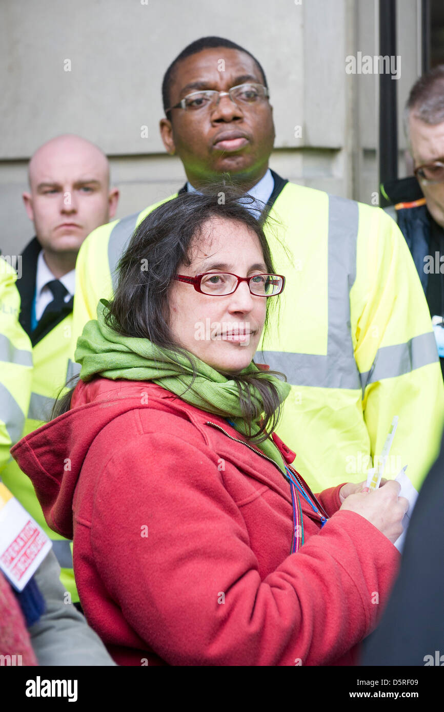London, UK. 8. April 2013. Emily Johns aus St Leonards (abgebildet in rote Jacke) ist für Hausfriedensbruch durch den höchsten Polizisten im Vereinigten Königreich nach der Ablehnung der Bürgersteig Retreat Onot verhaftet. Aktivisten der Anti-Straße, bekannt als der Combe Haven Verteidiger Bühne eine friedliche zweitägigen "Suche" an das Department for Transport (DfT) für seine Empfehlungen über die £100 m Bexhill-Hastings Verbindungsstraße – haben sie eine Kopie eines Dokuments mit den wichtigsten Schlussfolgerungen unkenntlich gemacht, aber der Hauptteil des Dokuments ist nicht sehr unterstützt die vorgeschlagene Regelung. Die "Suchenden" versucht, die aber geben stattdessen eine Que gebildet wurden Stockfoto