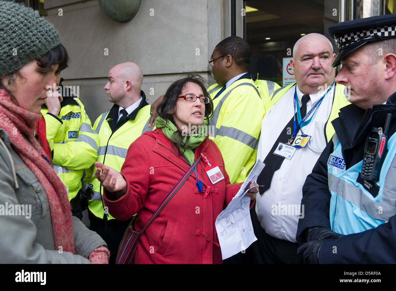 London, UK. 8. April 2013. Emily Johns aus St Leonards (abgebildet in rote Jacke) ist für Hausfriedensbruch durch den höchsten Polizisten im Vereinigten Königreich nach der Ablehnung der Bürgersteig Retreat Onot verhaftet. Aktivisten der Anti-Straße, bekannt als der Combe Haven Verteidiger Bühne eine friedliche zweitägigen "Suche" an das Department for Transport (DfT) für seine Empfehlungen über die £100 m Bexhill-Hastings Verbindungsstraße – haben sie eine Kopie eines Dokuments mit den wichtigsten Schlussfolgerungen unkenntlich gemacht, aber der Hauptteil des Dokuments ist nicht sehr unterstützt die vorgeschlagene Regelung. Die "Suchenden" versucht, die aber geben stattdessen eine Que gebildet wurden Stockfoto