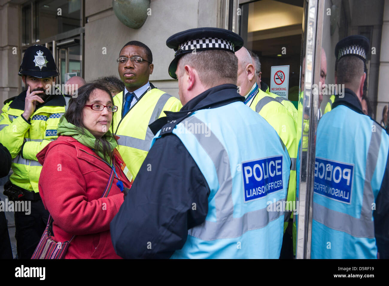London, UK. 8. April 2013. Emily Johns aus St Leonards (abgebildet in rote Jacke) ist für Hausfriedensbruch durch den höchsten Polizisten im Vereinigten Königreich nach der Ablehnung der Bürgersteig Retreat Onot verhaftet. Aktivisten der Anti-Straße, bekannt als der Combe Haven Verteidiger Bühne eine friedliche zweitägigen "Suche" an das Department for Transport (DfT) für seine Empfehlungen über die £100 m Bexhill-Hastings Verbindungsstraße – haben sie eine Kopie eines Dokuments mit den wichtigsten Schlussfolgerungen unkenntlich gemacht, aber der Hauptteil des Dokuments ist nicht sehr unterstützt die vorgeschlagene Regelung. Die "Suchenden" versucht, die aber geben stattdessen eine Que gebildet wurden Stockfoto