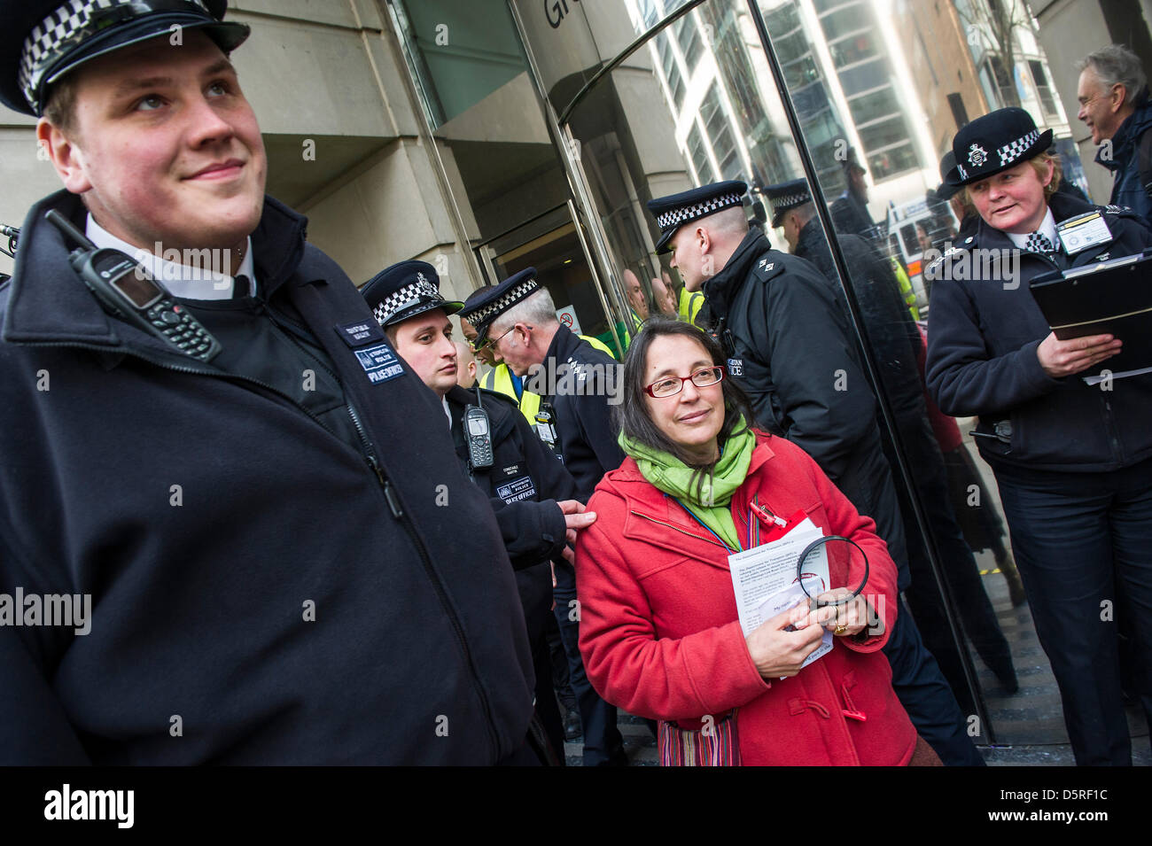 London, UK. 8. April 2013. Emily Johns aus St Leonards (abgebildet in rote Jacke) ist für Hausfriedensbruch durch den höchsten Polizisten im Vereinigten Königreich nach der Ablehnung der Bürgersteig Retreat Onot verhaftet. Aktivisten der Anti-Straße, bekannt als der Combe Haven Verteidiger Bühne eine friedliche zweitägigen "Suche" an das Department for Transport (DfT) für seine Empfehlungen über die £100 m Bexhill-Hastings Verbindungsstraße – haben sie eine Kopie eines Dokuments mit den wichtigsten Schlussfolgerungen unkenntlich gemacht, aber der Hauptteil des Dokuments ist nicht sehr unterstützt die vorgeschlagene Regelung. Die "Suchenden" versucht, die aber geben stattdessen eine Que gebildet wurden Stockfoto