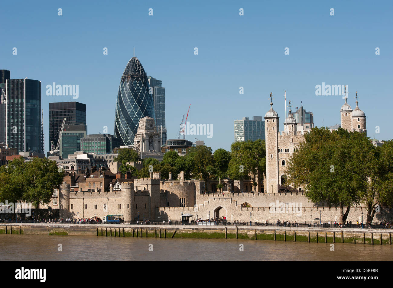Der Tower of London mit der Gurke, die Gebäude im Hintergrund in der City of London, England. Stockfoto