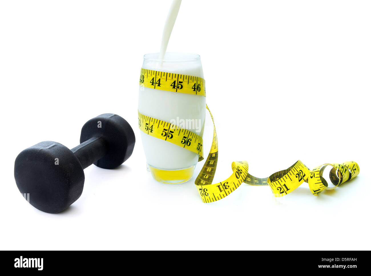 Glas Milch Protein-reiche mit einer Übung Hantel und Maßband Stockfoto