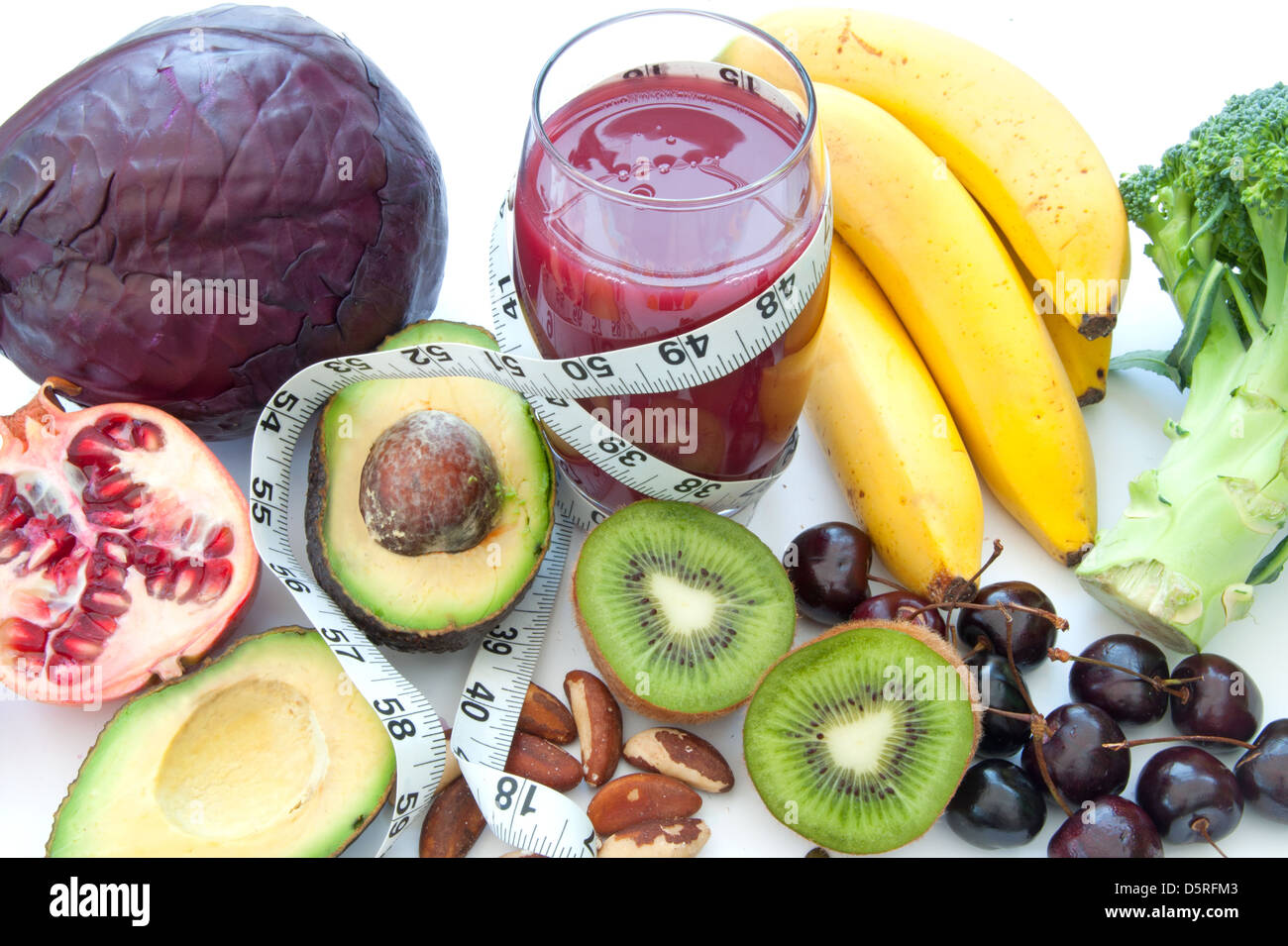 Superfood-Obst und Gemüse auf einem weißen Hintergrund Stockfoto