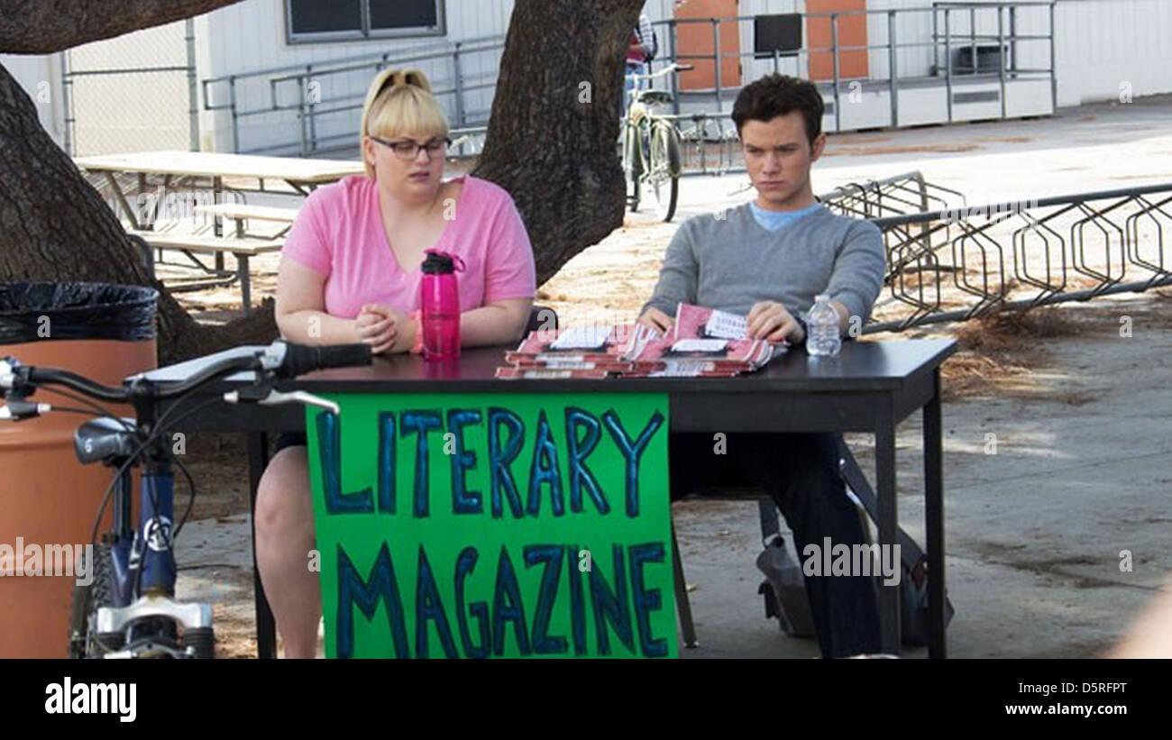 ANGESCHLAGEN durch Blitz 2012 Tribeca Films Produktion mit Chris Colfer als Carson und Rebel Wilson als Malerie Stockfoto