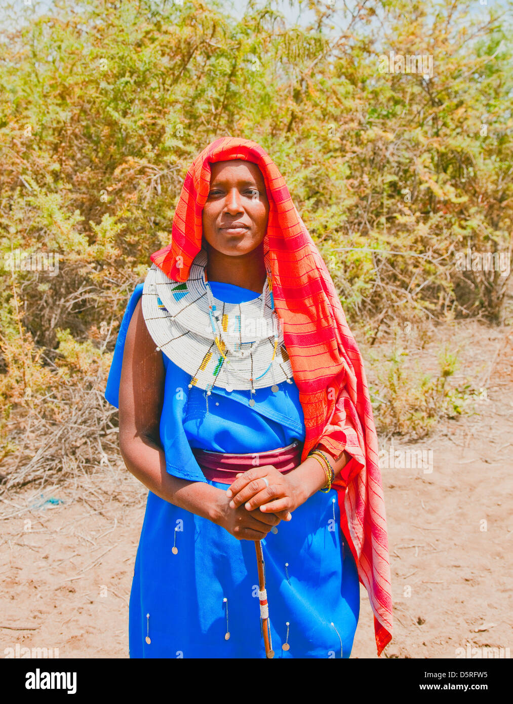 Afrika, Tansania; Massai-Frauen in traditioneller Tracht mit Hand gemacht Schmuck Stockfoto