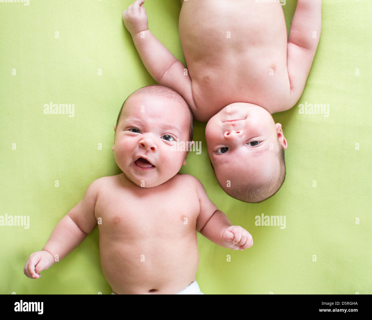 Adorable Baby Zwillingsbrüder. Draufsicht der Kinder. Stockfoto