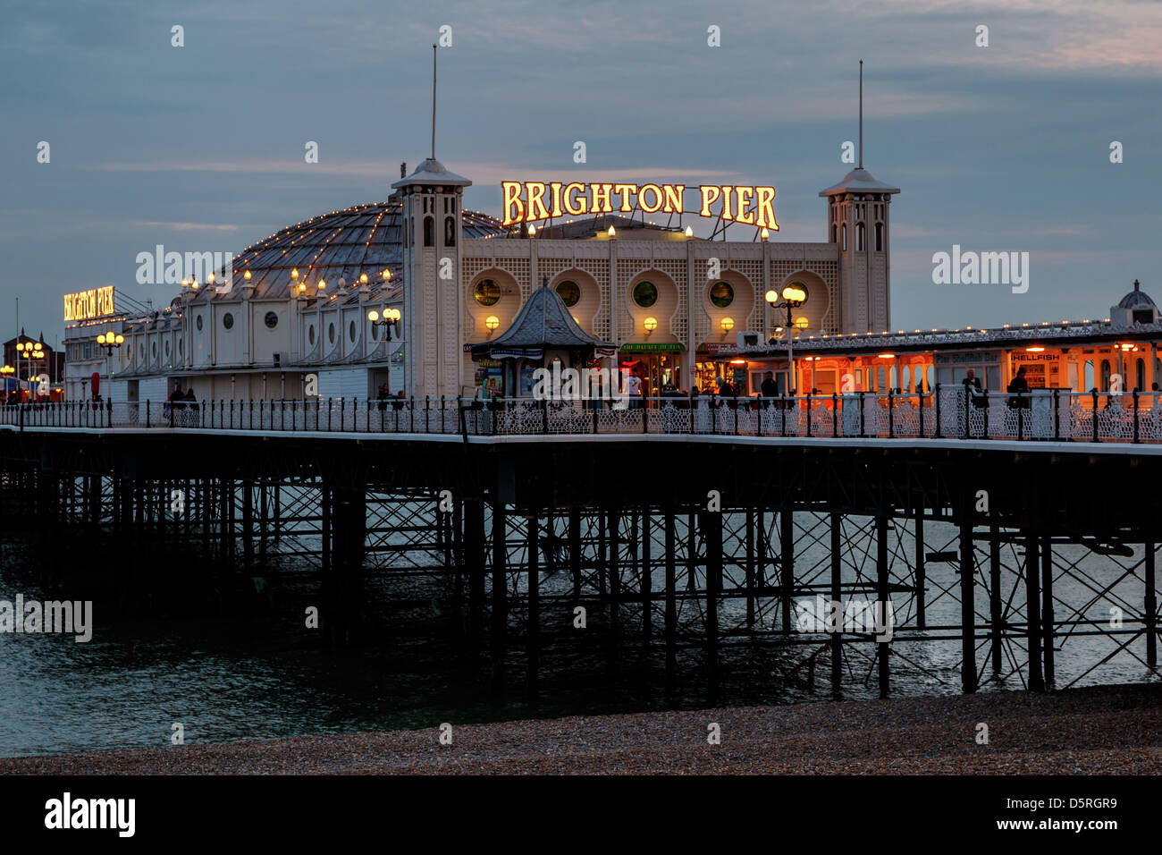 Am Abend bei Brighton Pier mit hellem singen Lichter. Stockfoto