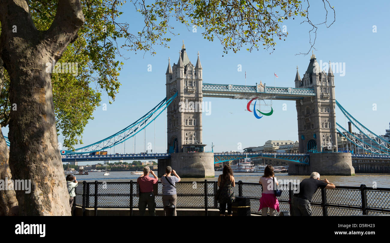 Touristen fotografieren der berühmten Tower Bridge in der City of London bei den Paralympics London 2012, England. Stockfoto