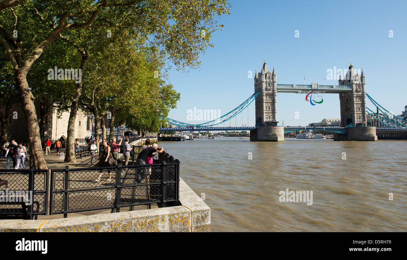 Touristen fotografieren der berühmten Tower Bridge in der City of London bei den Paralympics London 2012, England. Stockfoto