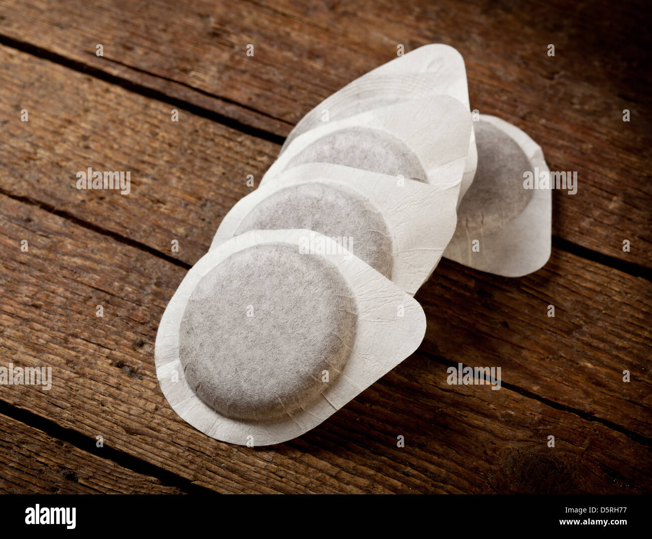 Kaffee Pods auf Holztisch Stockfoto