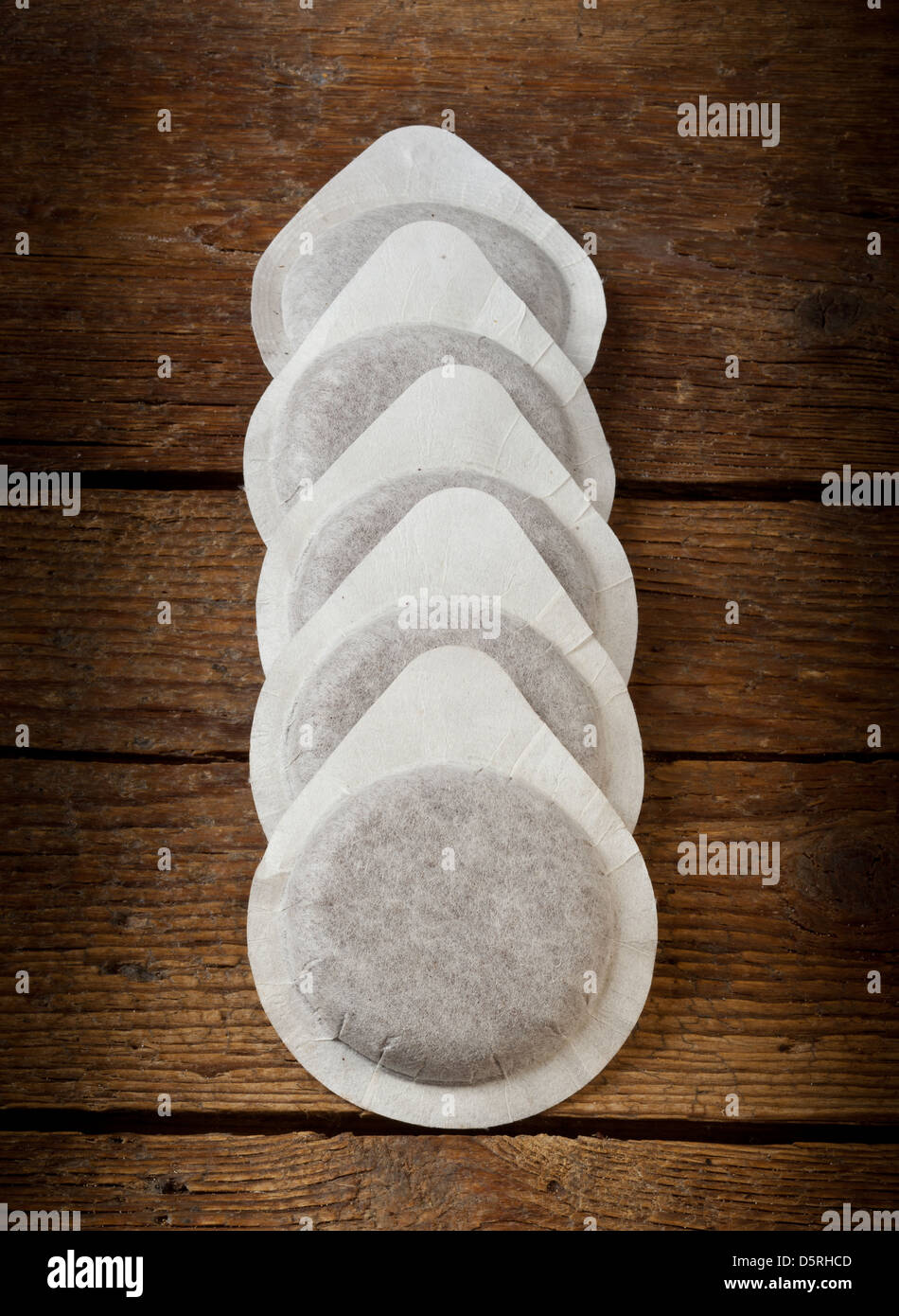 Kaffee Pods auf Holztisch Stockfoto