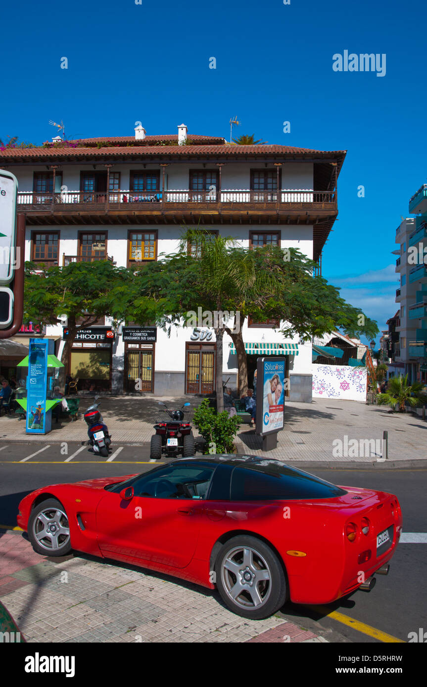 Roter Ferrari Auto Straße Calle del Pozo Puerto De La Cruz Stadt Teneriffa Insel der Kanarischen Inseln-Spanien-Europa Stockfoto