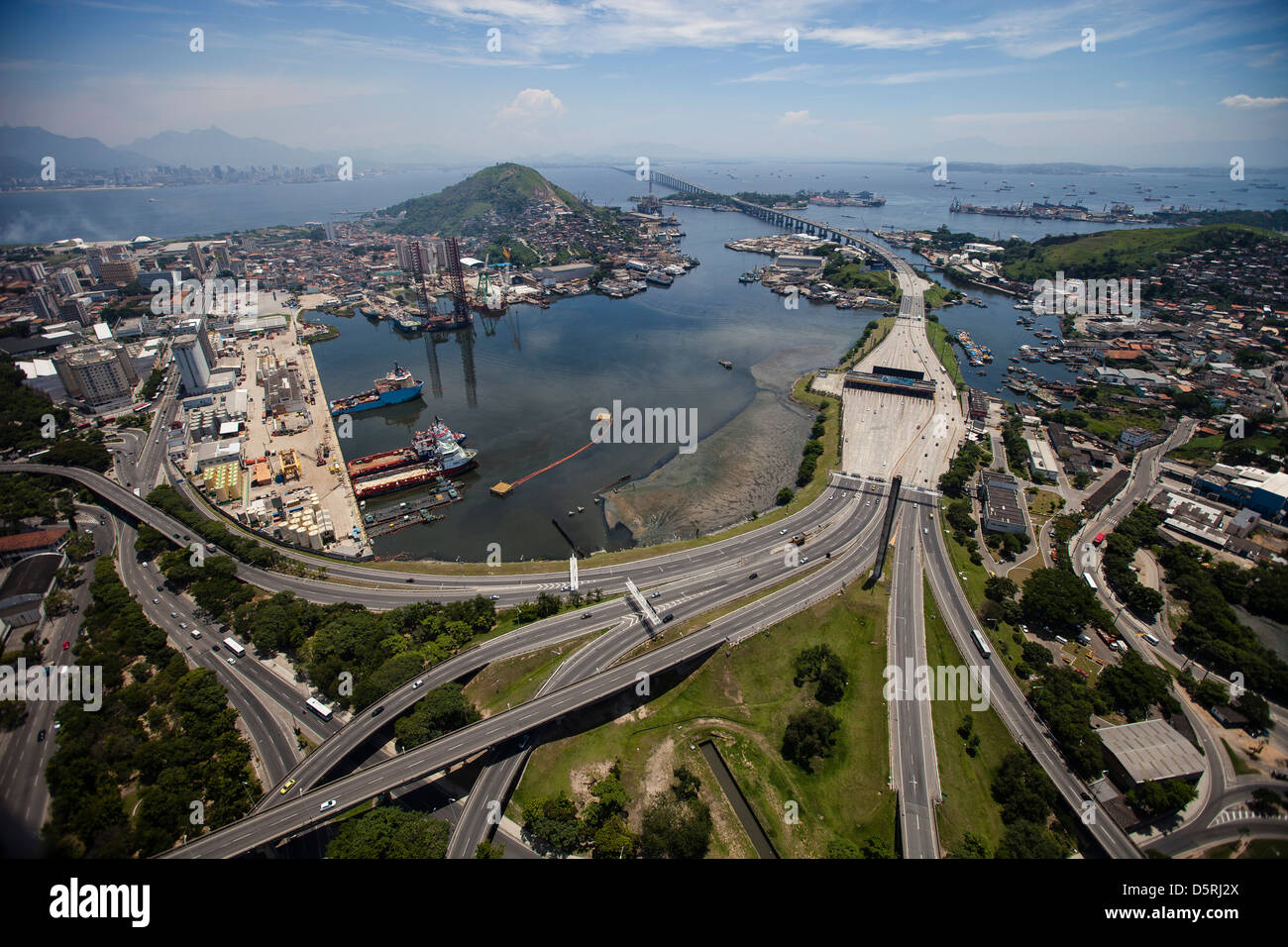 Grenze der Guanabara-Bucht in Niteroi City, zeigt die Rio-Niterói-Brücke (Praça do Pedagio / Maut-Platz im Zentrum Stockfoto