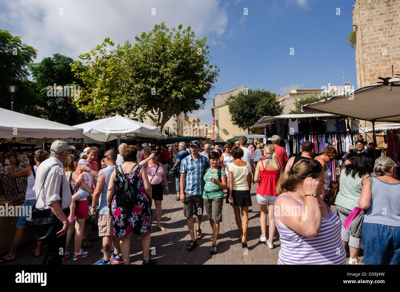 Markttag in der Altstadt von Alcudia, Mallorca. Stockfoto