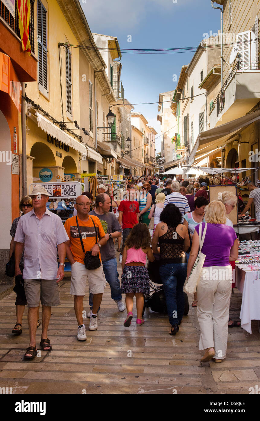 Markttag in der Altstadt von Alcudia, Mallorca. Stockfoto