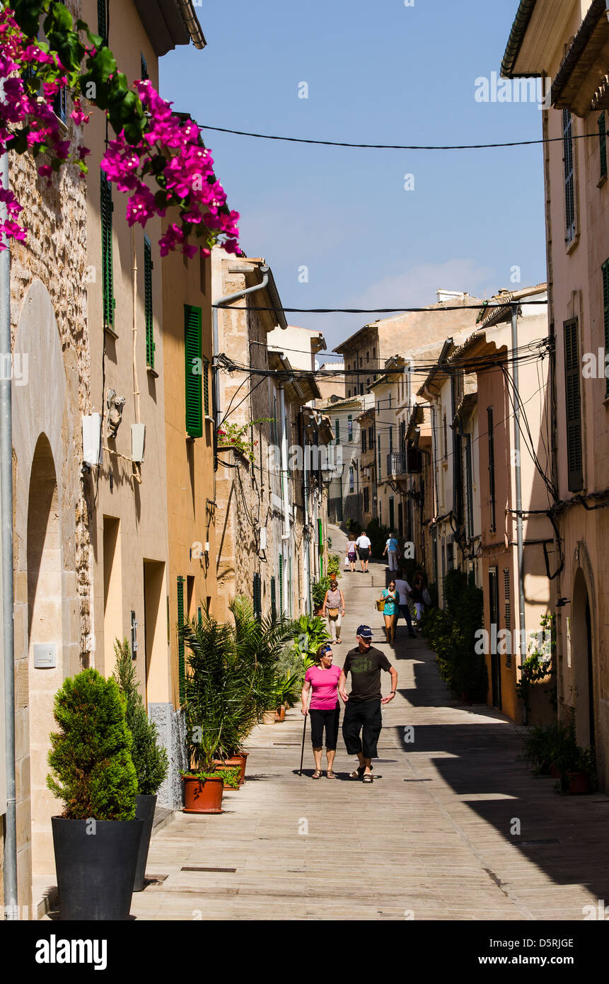 Schöne Aussicht auf einer Straße in der Altstadt von Alcudia, Mallorca. Stockfoto