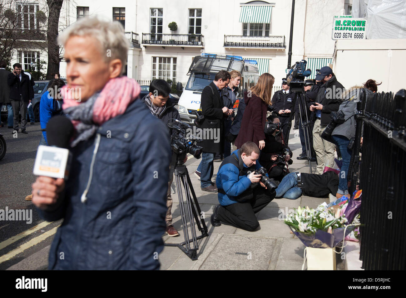 Medien sammeln an die Londoner Residenz auf Chester Square der Baronin Margaret Thatcher nach der Bekanntgabe des Todes. Maggie Thatcher (87), auch bekannt als die "Eiserne Lady" britische Politik dominiert seit 20 Jahren. Stockfoto