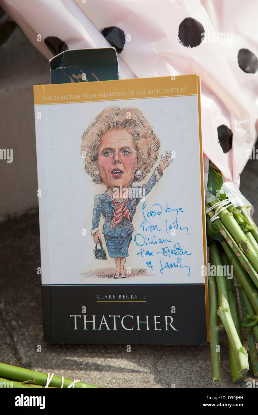 Blumen und Nachrichten an die Londoner Residenz auf Chester Square der Baronin Margaret Thatcher nach der Bekanntgabe des Todes. Maggie Thatcher (87), auch bekannt als die "Eiserne Lady" britische Politik dominiert seit 20 Jahren. Stockfoto