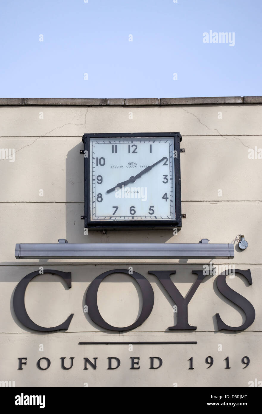 äußere Details des Oldtimer-Auktionshaus Coys, Richmond nach Themse, Surrey, England, mit Uhrzeit und Datum der Gründung Stockfoto