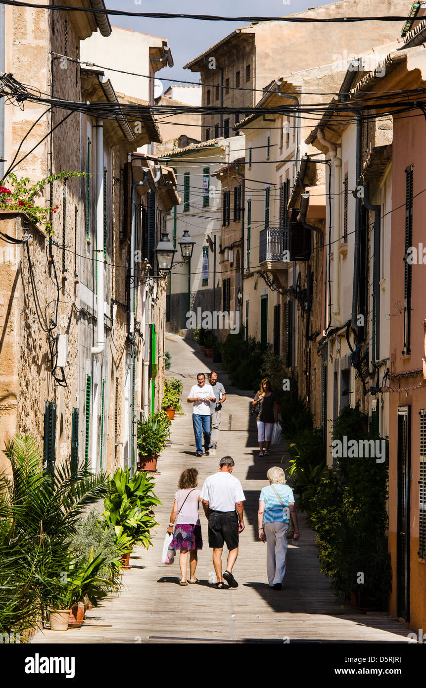 Schöne Aussicht auf einer Straße in der Altstadt von Alcudia, Mallorca. Stockfoto