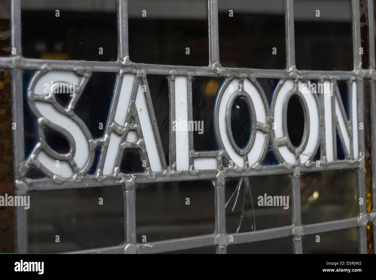 das Wort Salon eingelassen ein verbleites Lichtfenster auf eine Tür, an der Saloon-Bar von einer Kneipe, Richmond, Surrey, england Stockfoto