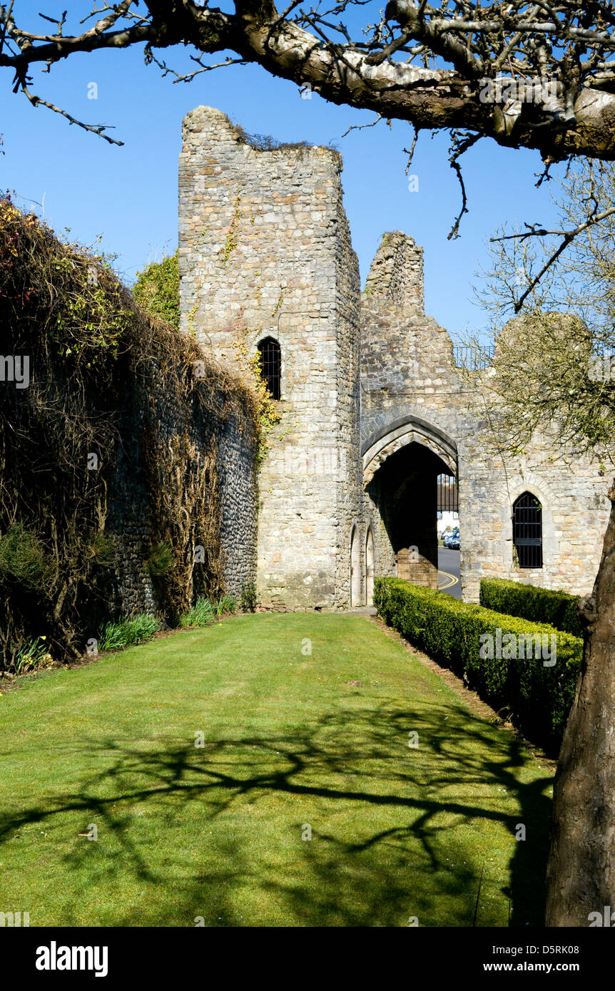 Ruinen des alten Bischofspalastes, Llandaff, Cardiff, Wales. Stockfoto