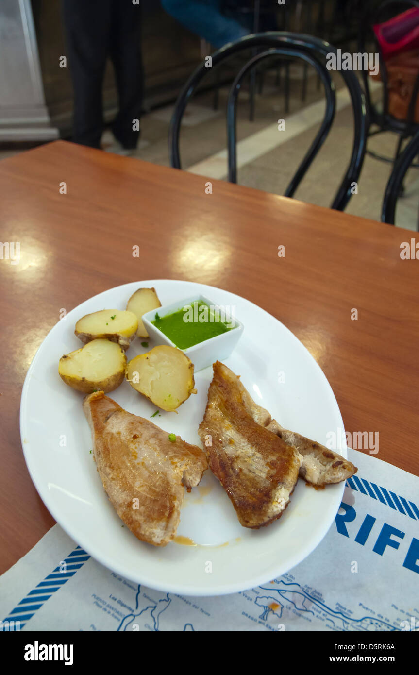 Gegrillter Thunfisch und kanarische Kartoffeln mit grüner Mojo Sauce Santa Cruz Stadt auf der Insel Teneriffa Kanarische Inseln-Spanien-Europa Stockfoto