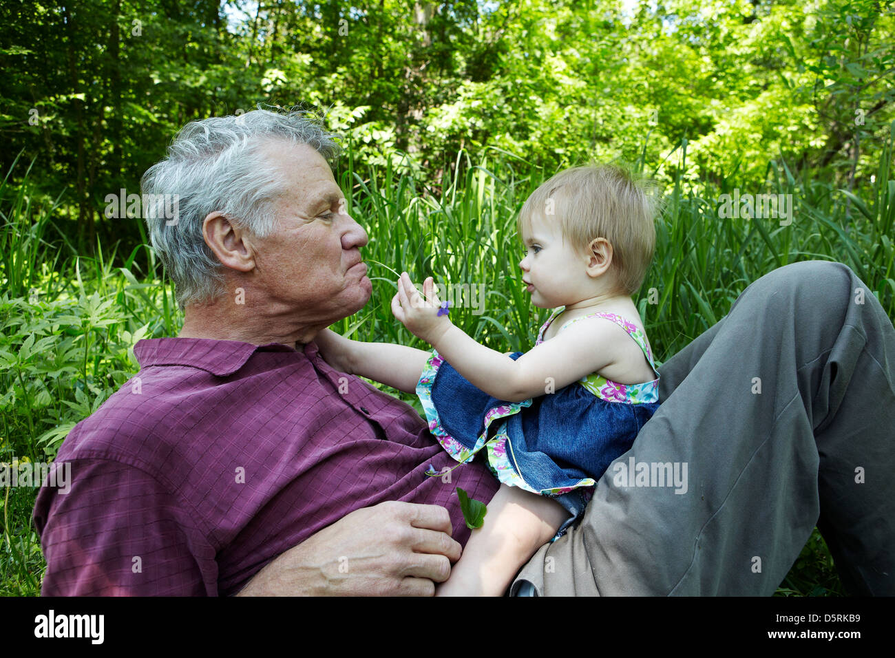Großvater mit seiner Enkelin im Park zu spielen. Stockfoto