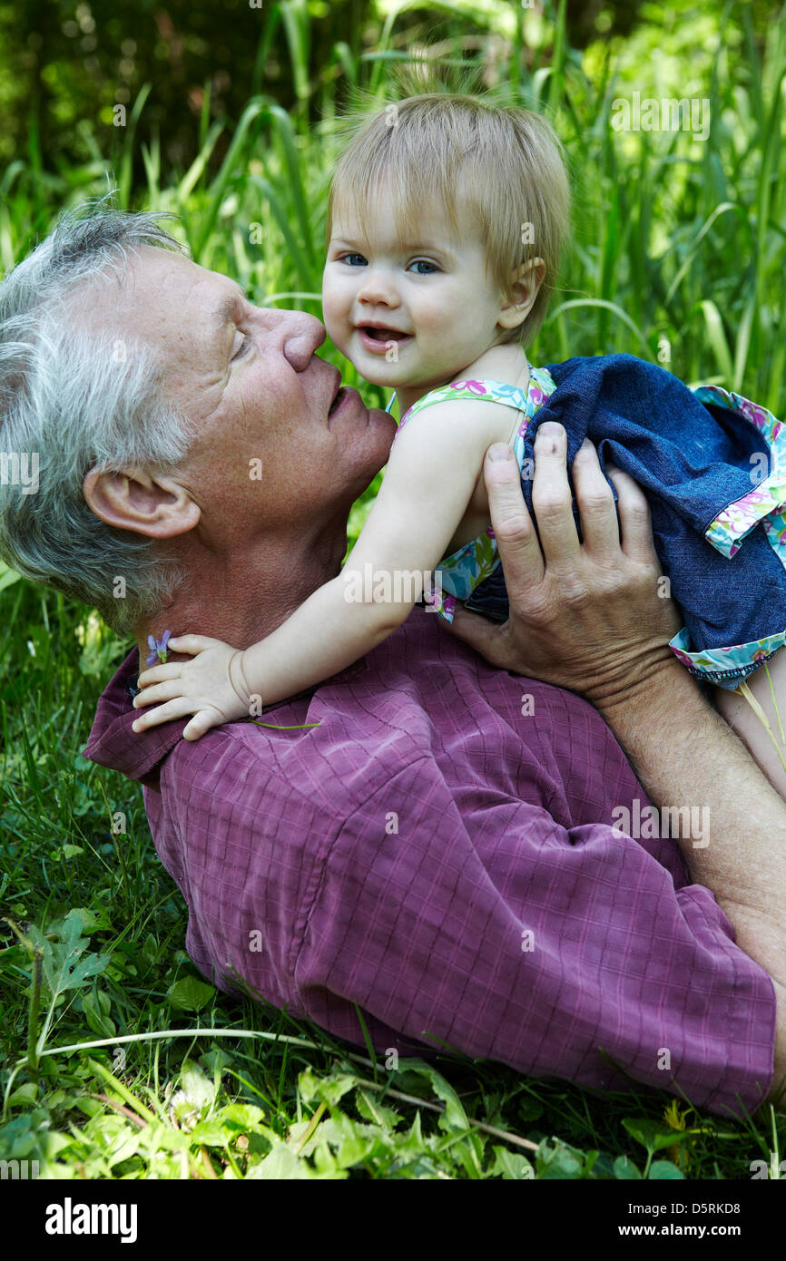 Großvater küssen Enkelin Stockfoto