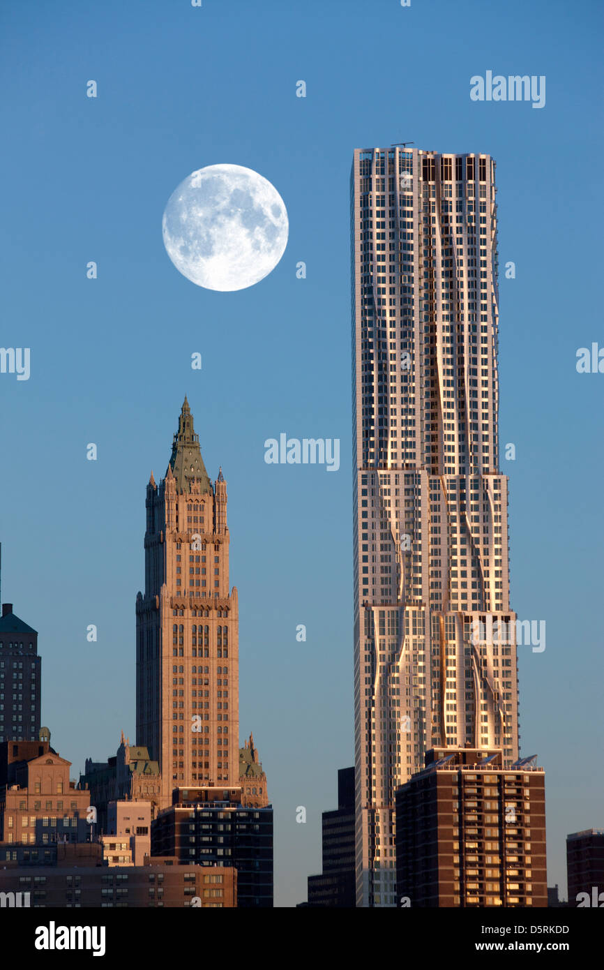 WOOLWORTH BUILDING UND GEHRY TOWER DOWNTOWN MANHATTAN NEW YORK CITY USA Stockfoto