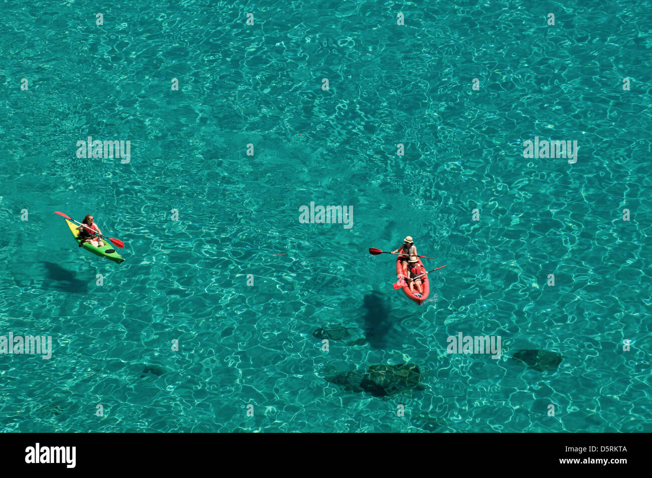 Touristischen Segeln Kajaks auf das klare Wasser des Meeres Costa Smeralda, Sardinien, Italien Stockfoto