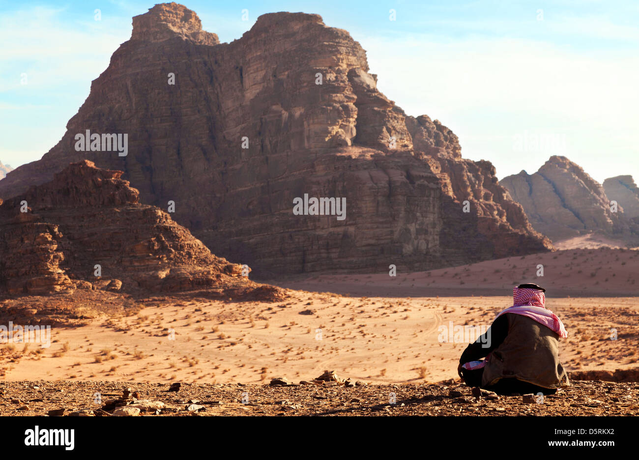 Ein Beduinen-Mann sitzt in Wadi Rum, Jordanien Stockfoto