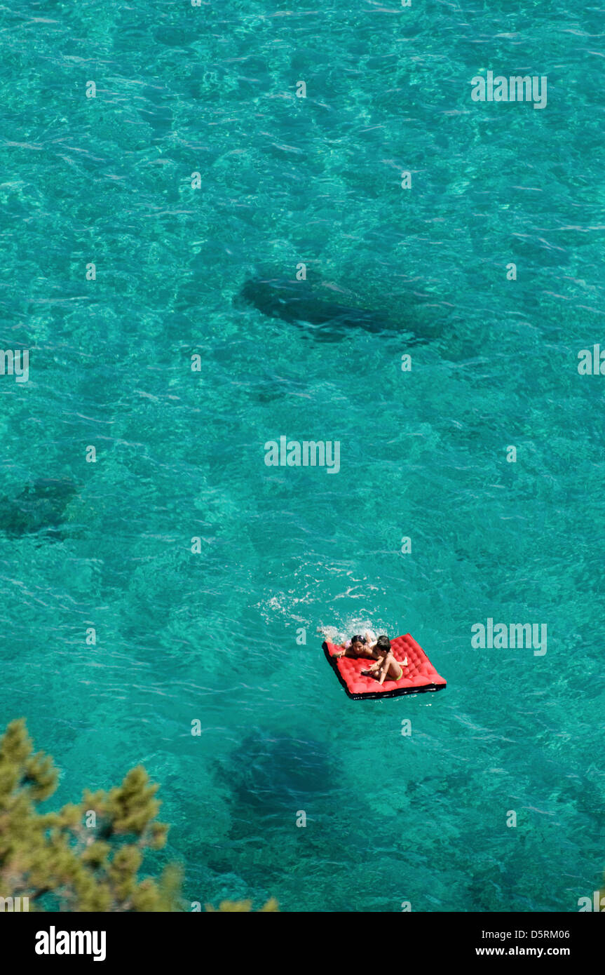 Touristen, die spielen auf dem klaren Wasser der Costa Smeralda, Sardinien, Italien Stockfoto