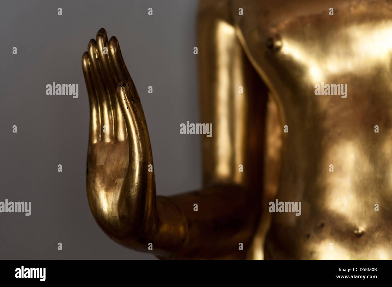 Bangkok, Thailand, Asien - die Hand eines Buddha in einem Tempel Stockfoto