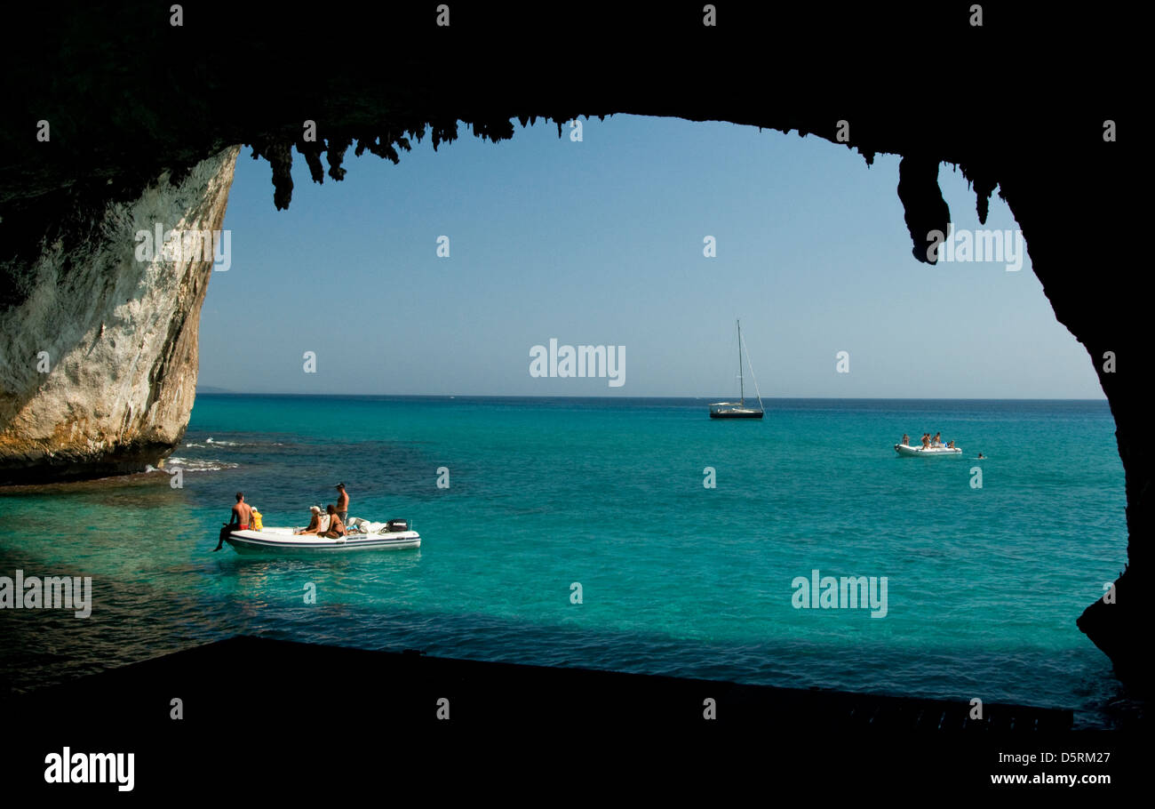 Touristen mit ihren Booten am Eingang des Bue Marino Höhlen, Cala Gonone, Golf von Orosei, Sardinien, Italien Stockfoto