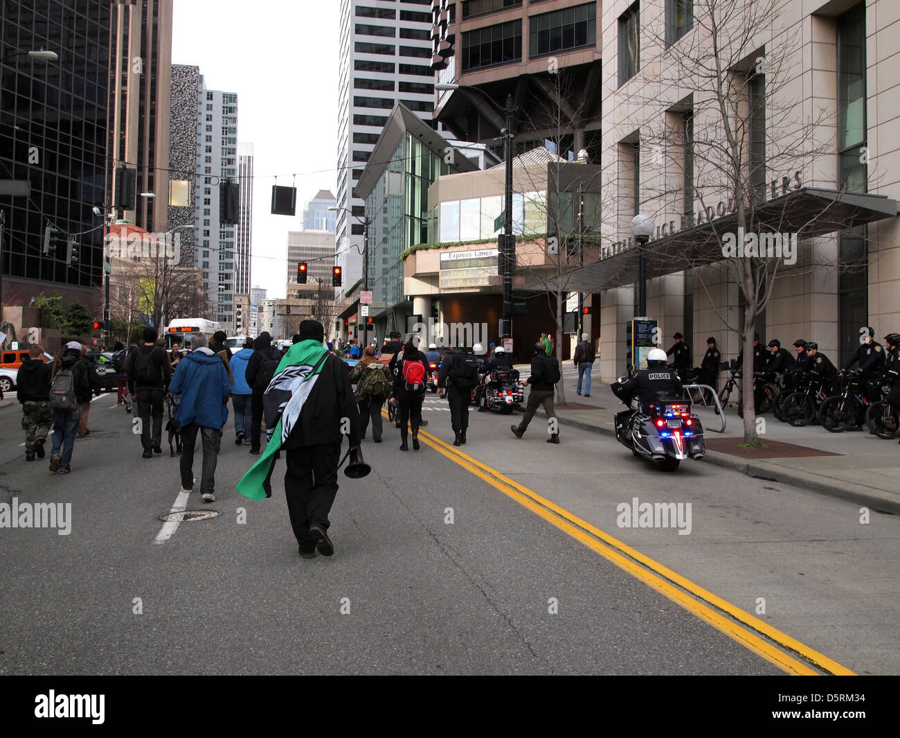 Demonstranten marschieren vorbei Seattle Polizei-Abteilung Zentrale während einer Anti-Polizei-Demonstration, Seattle, Washington, USA Stockfoto