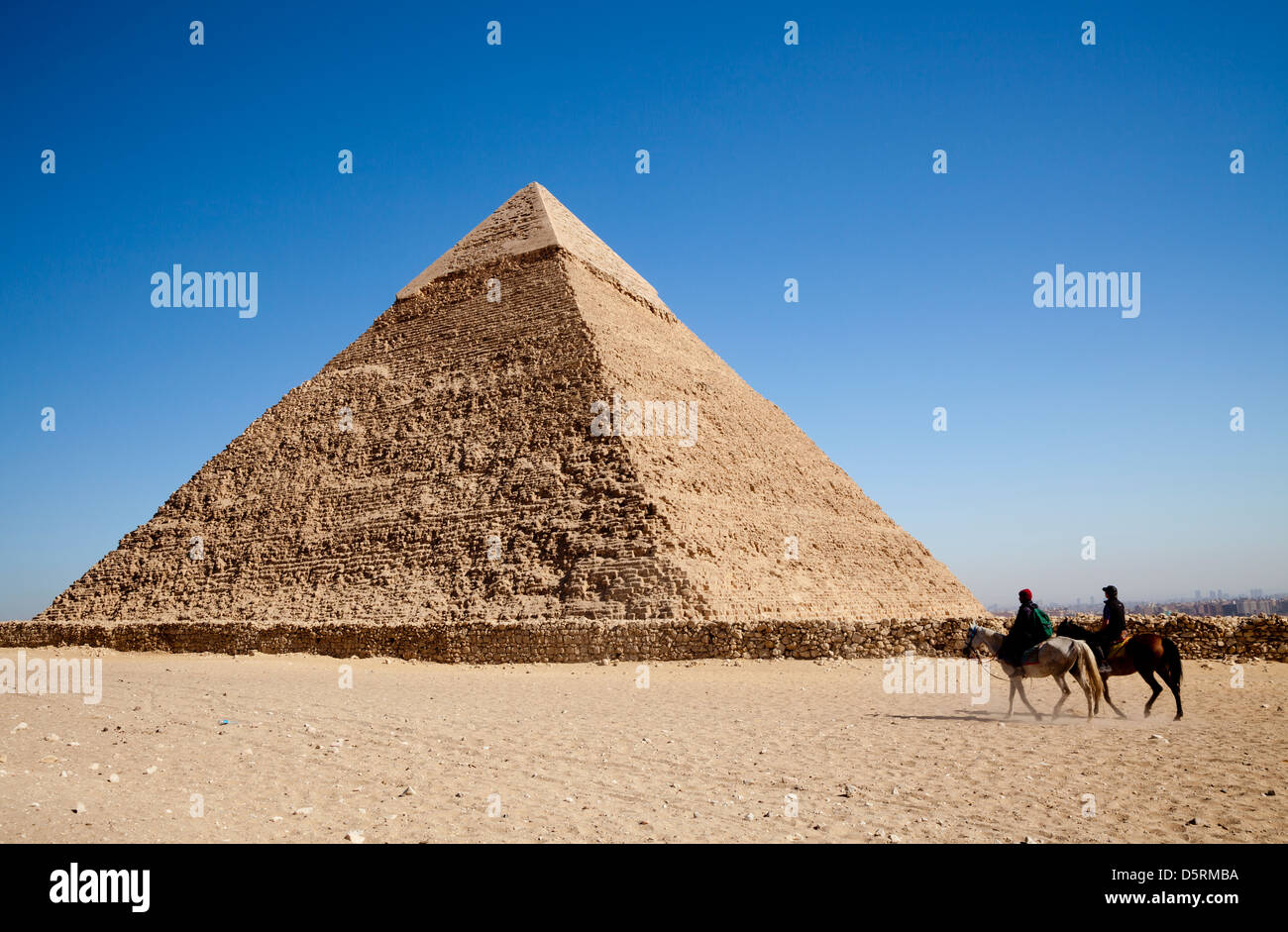 Die Chephren Pyramide von Gizeh in Ägypten mit zwei Reiter im Vordergrund Stockfoto