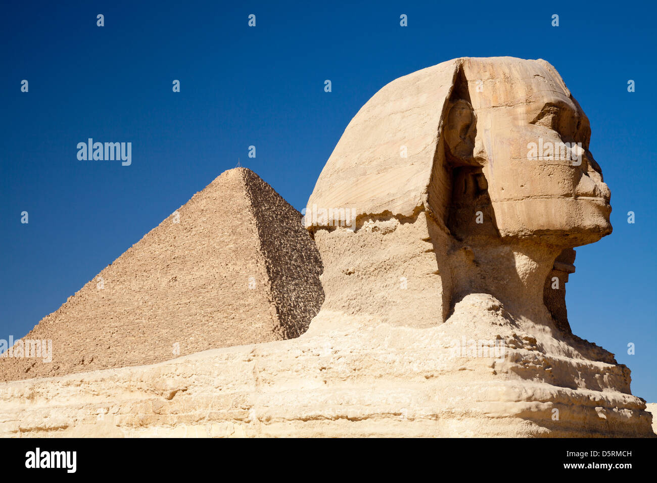 Die große Sphinx mit der großen Pyramide des Cheops hinter von Gizeh in Ägypten Stockfoto