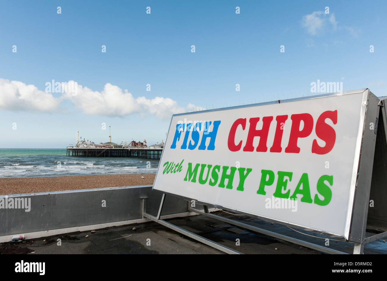 Ein Zeichen für Fisch, Chips und Erbsenpüree am Strand von Brighton, East Sussex, England, UK Stockfoto