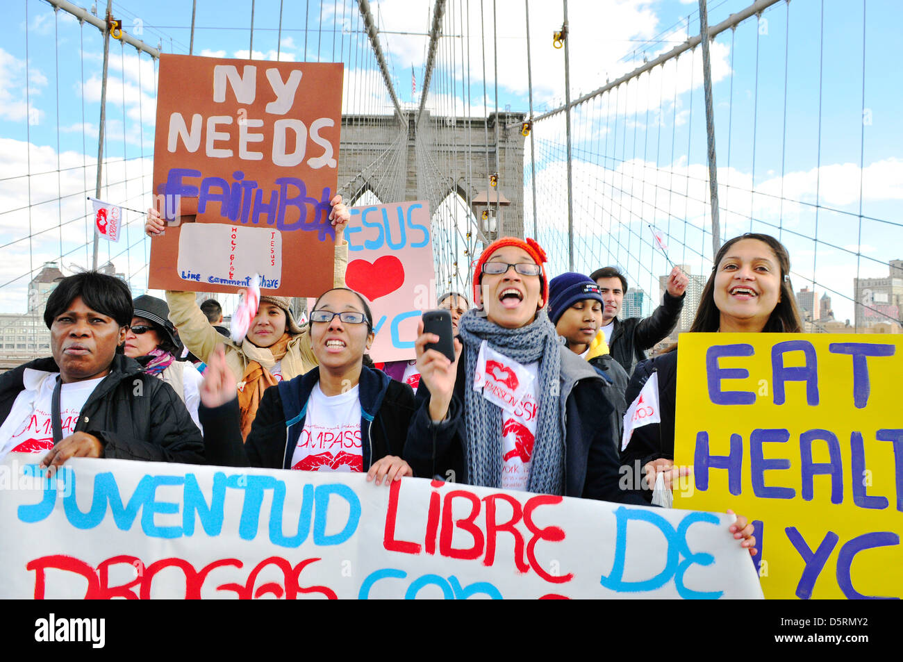 MODEL freigegeben: Brooklyn Bridge während der jährlichen Anti-Gewalt "Mitgefühl" Rallye... Stockfoto