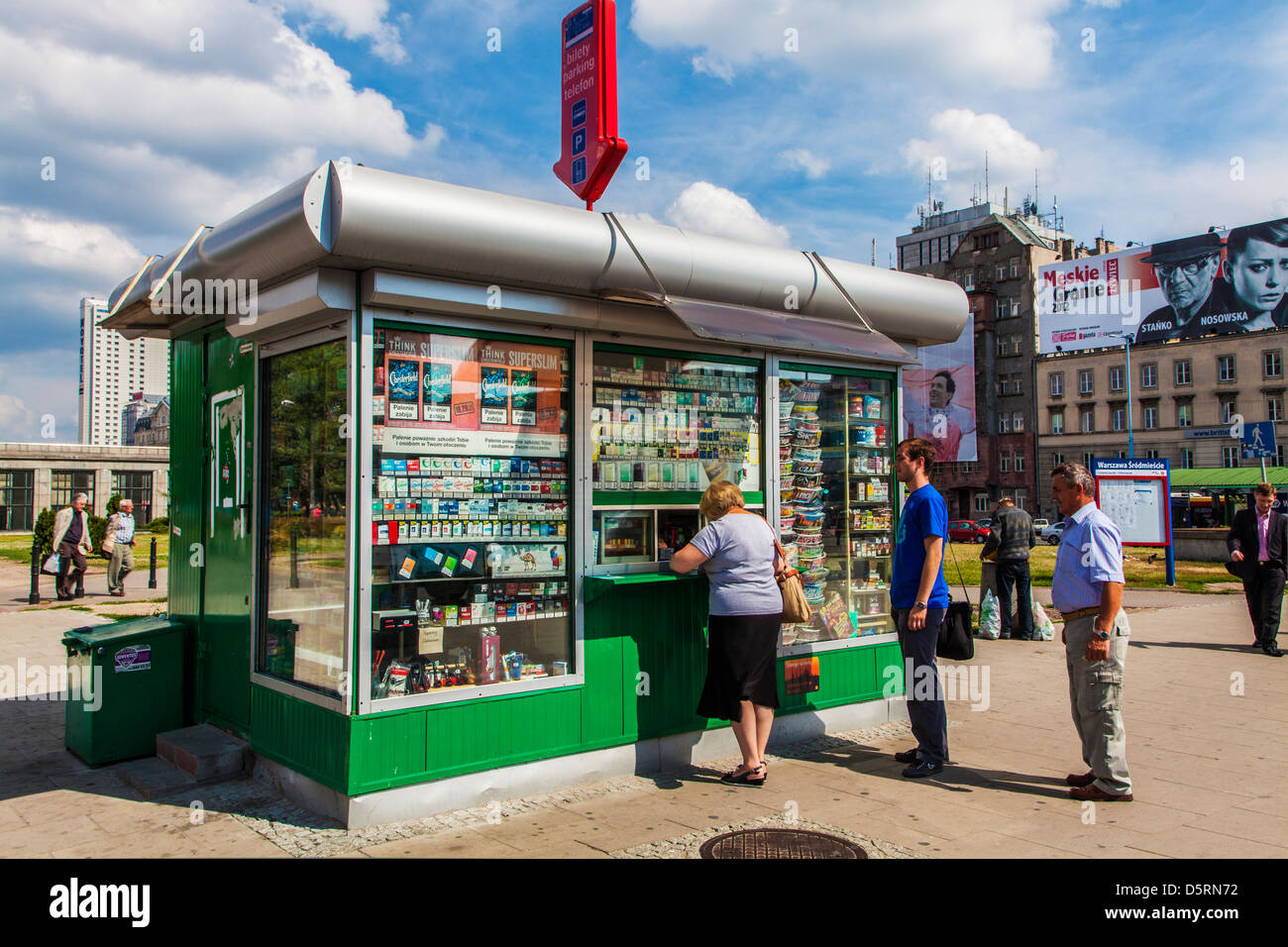 Menschen an einem typischen Kiosk Verkauf von Tabak, Karten und Zeitschriften in der Innenstadt von Warschau, Polen. Stockfoto