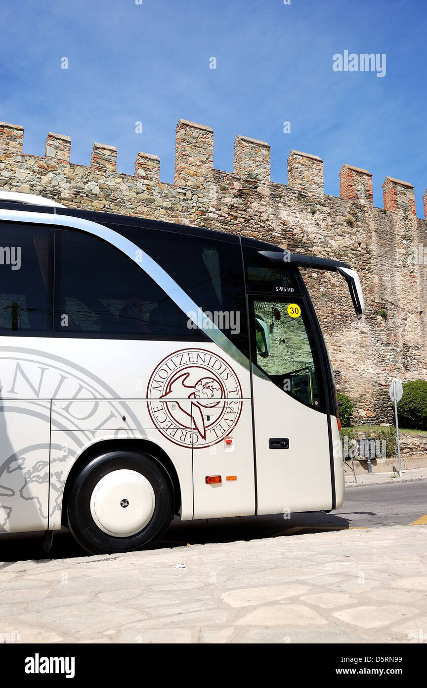 Moderne Busse für den Transport der Touristen ist in der Nähe von byzantinischen Stadtmauern, Thessaloniki, Griechenland. Stockfoto