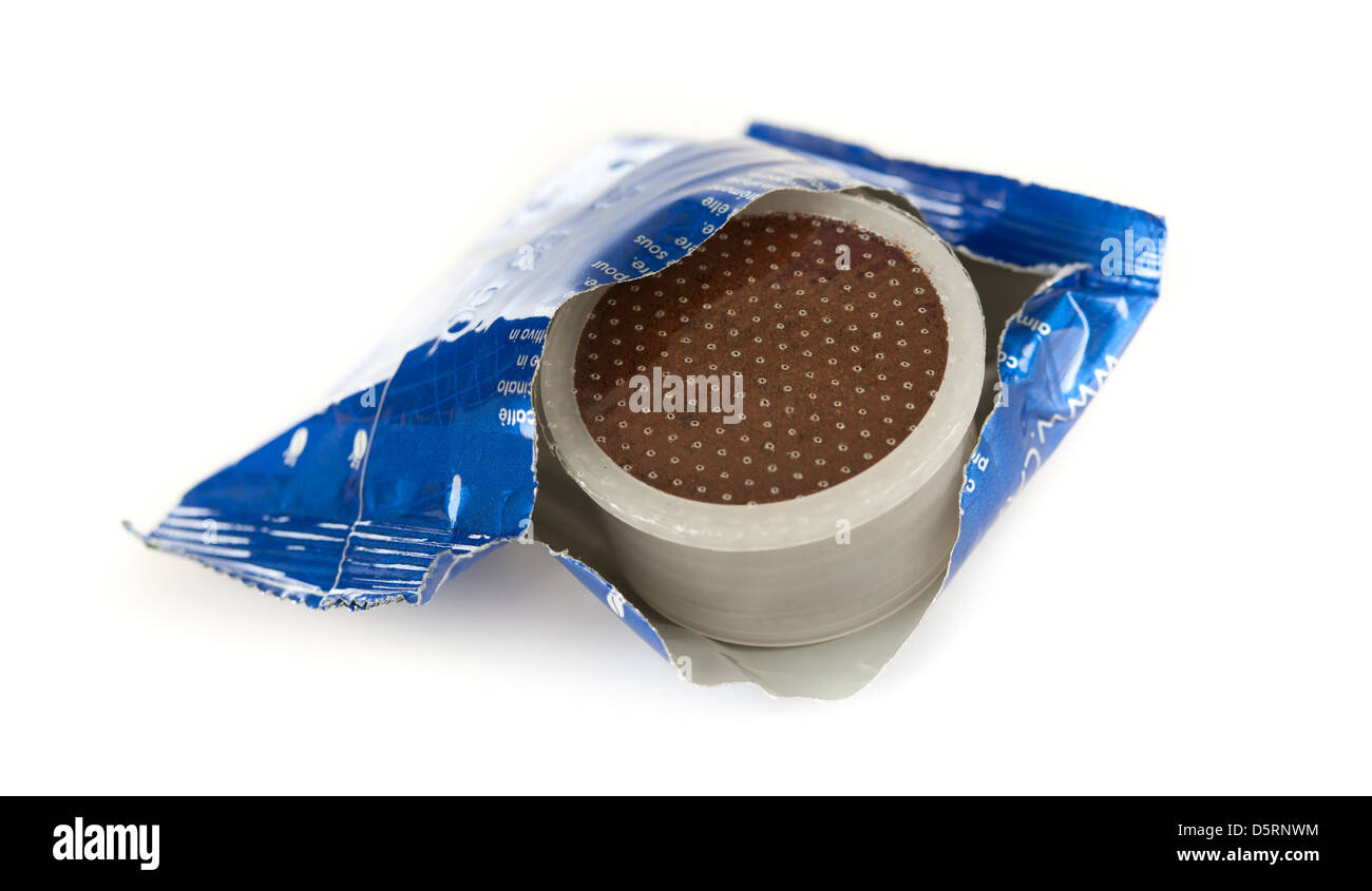 Kaffeepads auf weißem Hintergrund Stockfoto